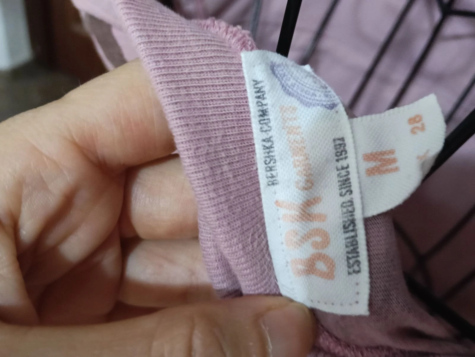 Top met halsband, roze met verstelbaar lint in het midden, bloemenprint en universiteitsstijl op de achterkant – photo 18